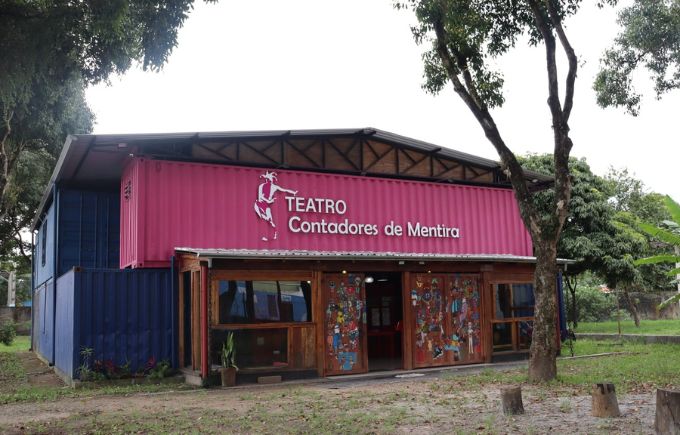 Sede do grupo teatral Contadores de Mentira, de Suzano, que corre o risco de vir abaixo