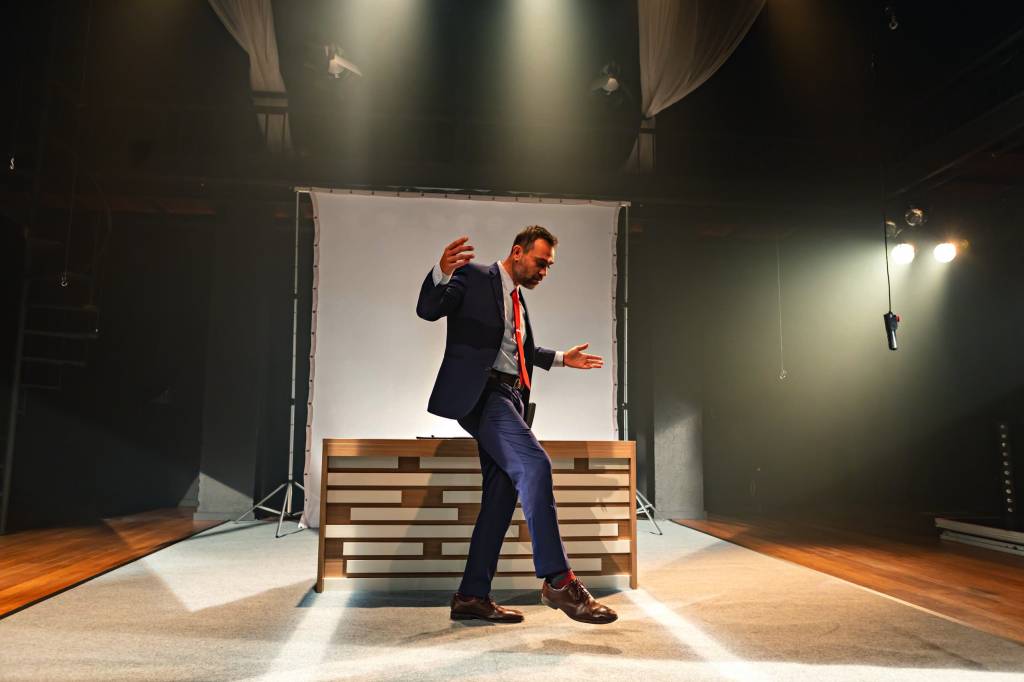 Surto de apresentador de telejornal é mote de monólogo