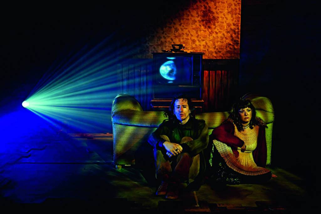 Clara Carvalho dirige peça britânica sobre dupla de irmãos perturbados