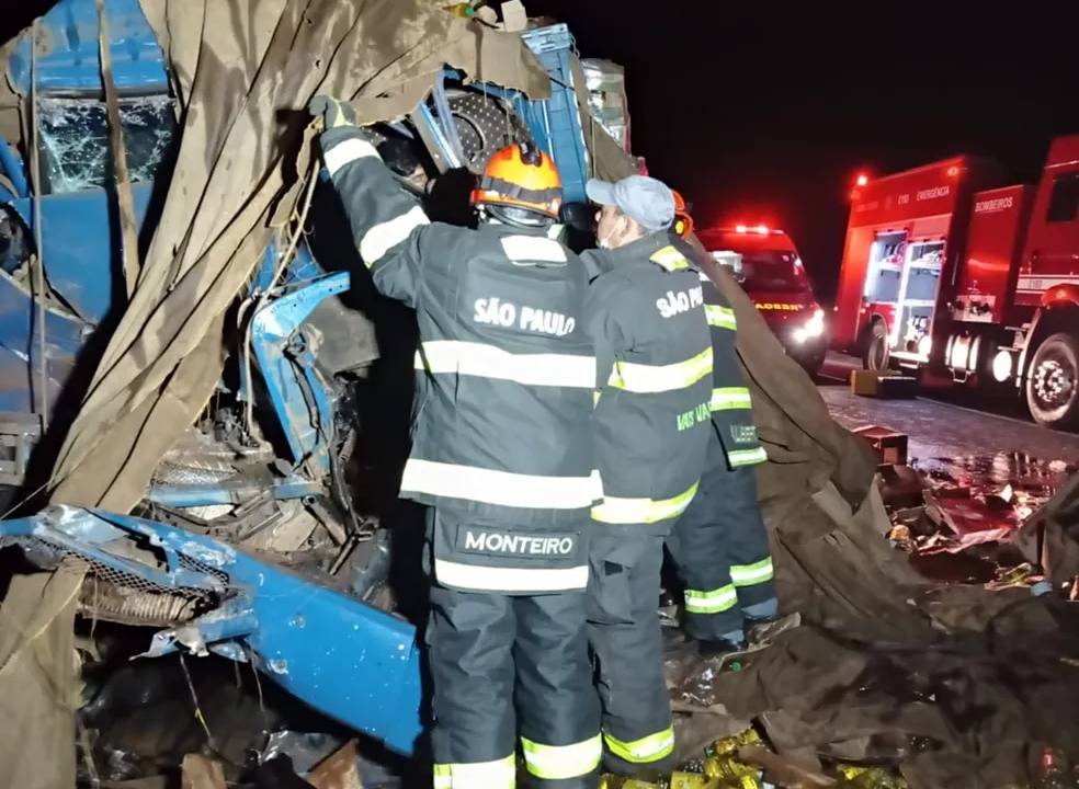 Imagem de bombeiros manipulando caminhão acidentado.