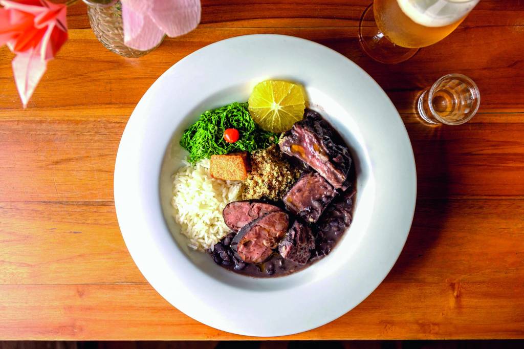 O retorno da feijoada: Carlota volta a servir a receita aos sábados