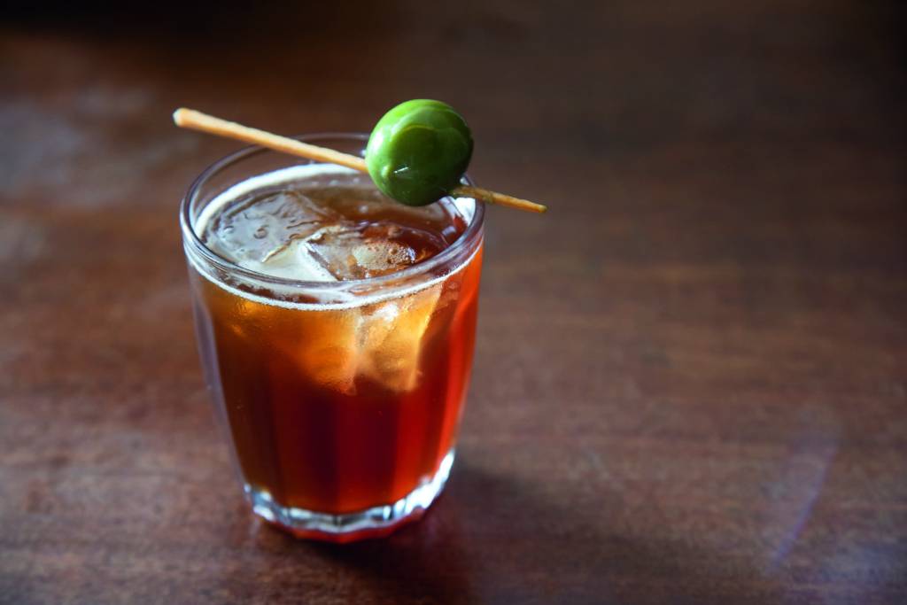 Thiago Toalha prepara drinques clássicos e autorais no Fiíca Bar