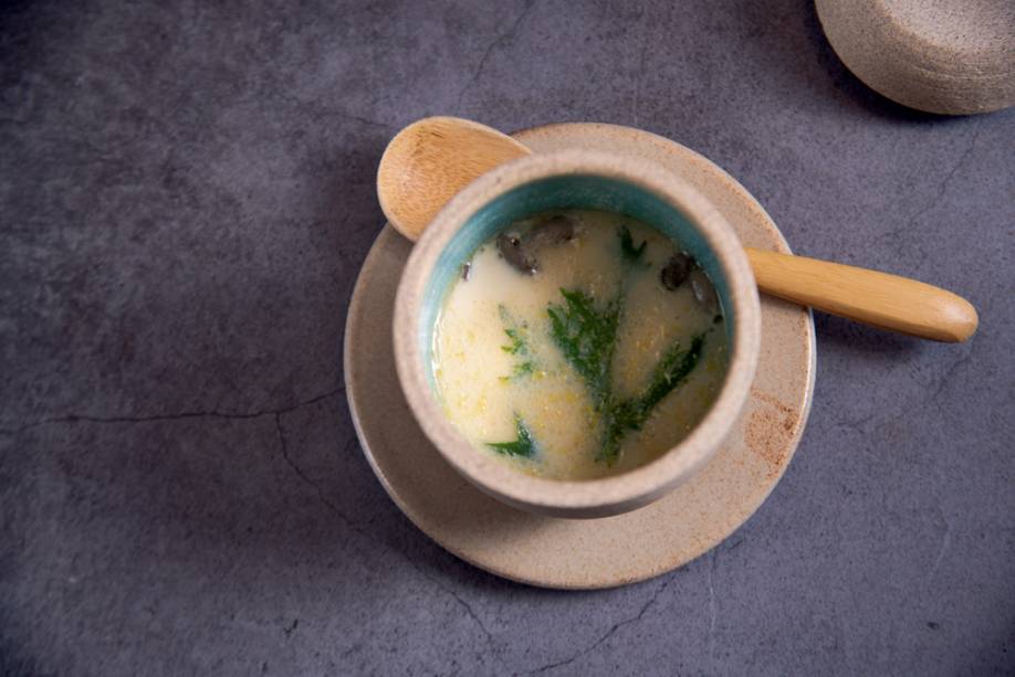 Chawanmushi: flã de ovos com pescado, tentáculos de lula, cogumelos shiitake e shimeji e a couve mizuna Chawanmushi: flã de ovos com pescado, tentáculos de lula, cogumelos shiitake e shimeji e a couve mizuna