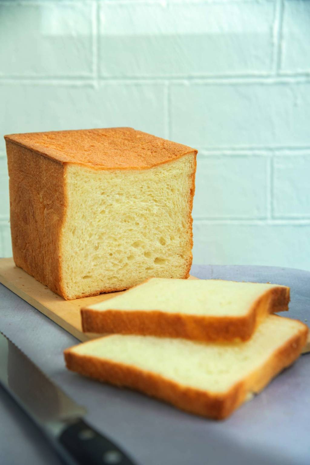 Hakkōpan Pão de forma com inteiro com duas fatias cortadas a frente.