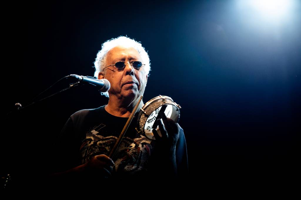 Jards Macalé revive disco homônimo de 1972 no palco do Itaú Cultural