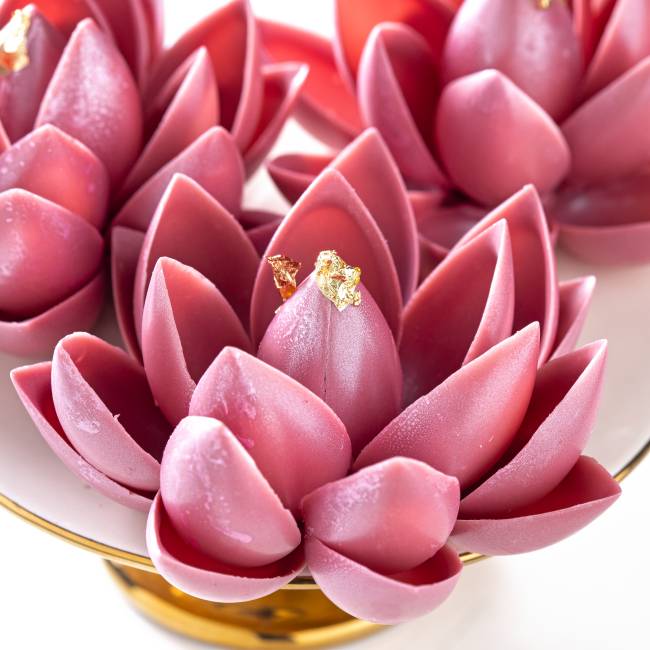Renata Arassiro Chocolates Flor de lótus preparada com chocolate rosa.