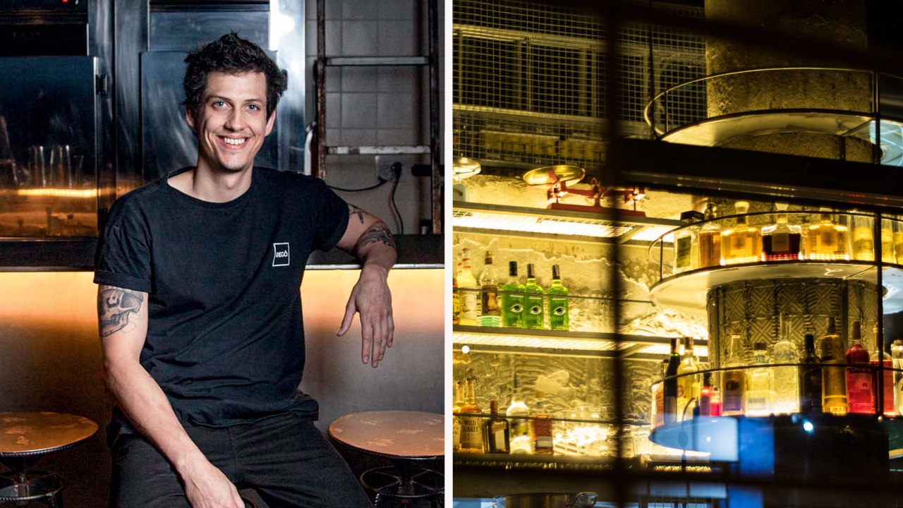 Duas imagens unidas por linha fina branca. À esquerda, homem de roupa preta sentado em banqueta de balcão de bar, olhando para foto e sorrindo. à direita, salão de bar com coluna iluminada com prateleiras cheias de garrafas.