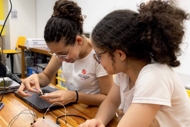PORTO SEGURO ARDUINO – Crédito Acervo Porto Seguro.jpg (1) COLÉGIO PORTO SEGURO: A inteligência artificial generativa fará parte do 6º ano do ensino fundamental na escola. Ao lado, uma aula de Arduino, placa que permite desenvolver projetos de automação
