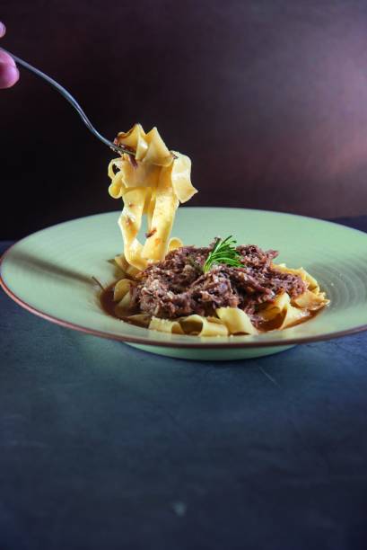 Pappardelle ao ragu de cabrito: massa fresca