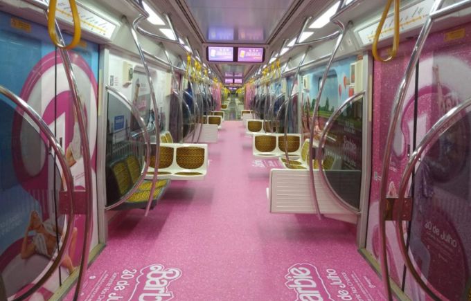“Onda rosa” da Barbie invade trem da linha 4-Amarela
