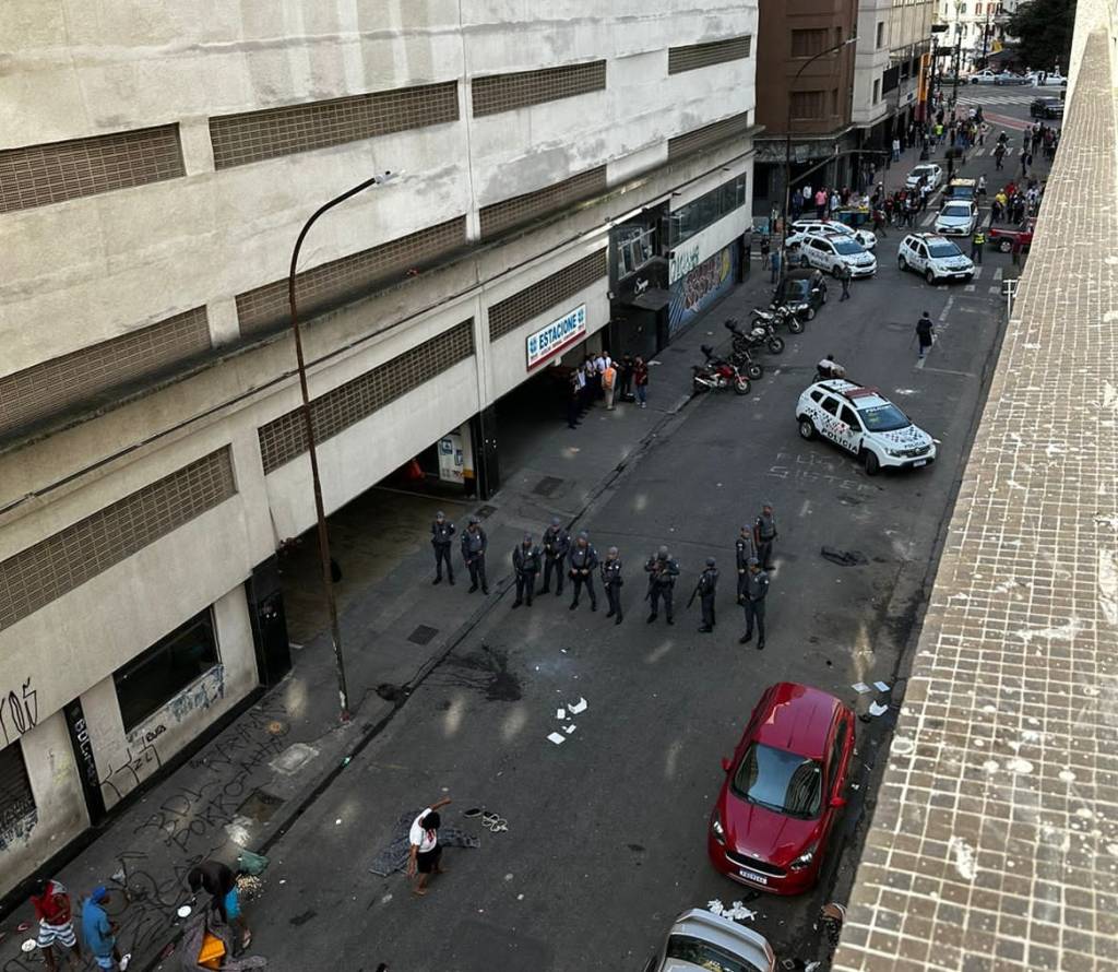 Tumulto entre PMs e usuários de drogas toma conta da Cracolândia