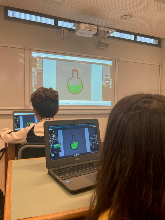 coding_lab_SantaCruz – Crédito Colégio Santa Cruz Divulgação.jpg COLÉGIO SANTA CRUZ: Aula de Coding Lab, onde os alunos criam um jogo sobre o ChatGPT, que ficará pronto até o fim do ano