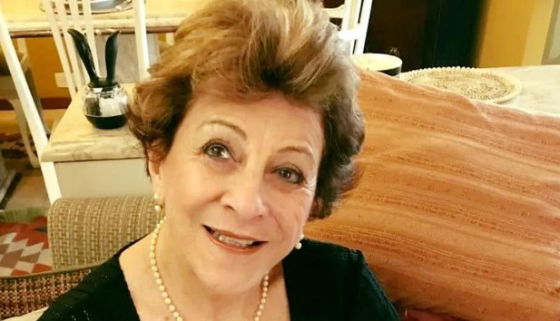 a imagem mostra uma senhora branca de cabelos loiros sorrindo