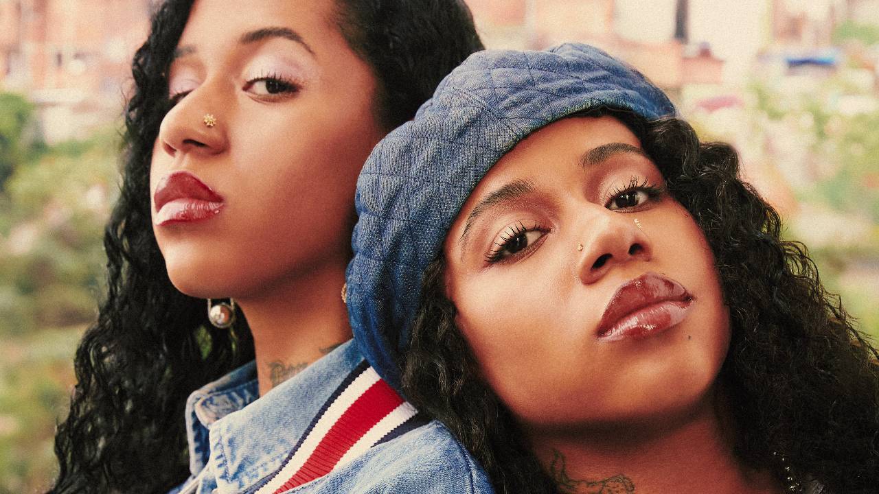 duas jovens negras, uma com a cabeça encostada na outra