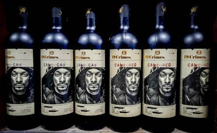 vinho snoop dogg Garrafas de vinho com o rosto do cantor Snoop Dogg estampado.
