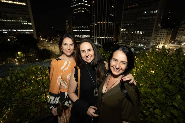 mais amados sp Imagem mostra três mulheres sorrindo em foto com vista para o centro de São Paulo