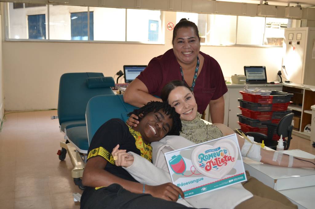 Bianca Rinaldi e elenco da novela do SBT doam sangue