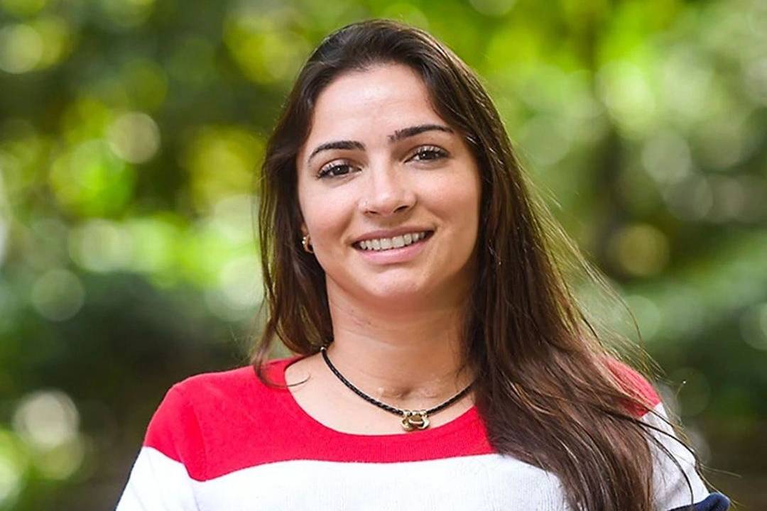 uma mulher branca de cabelos longos sorrindo