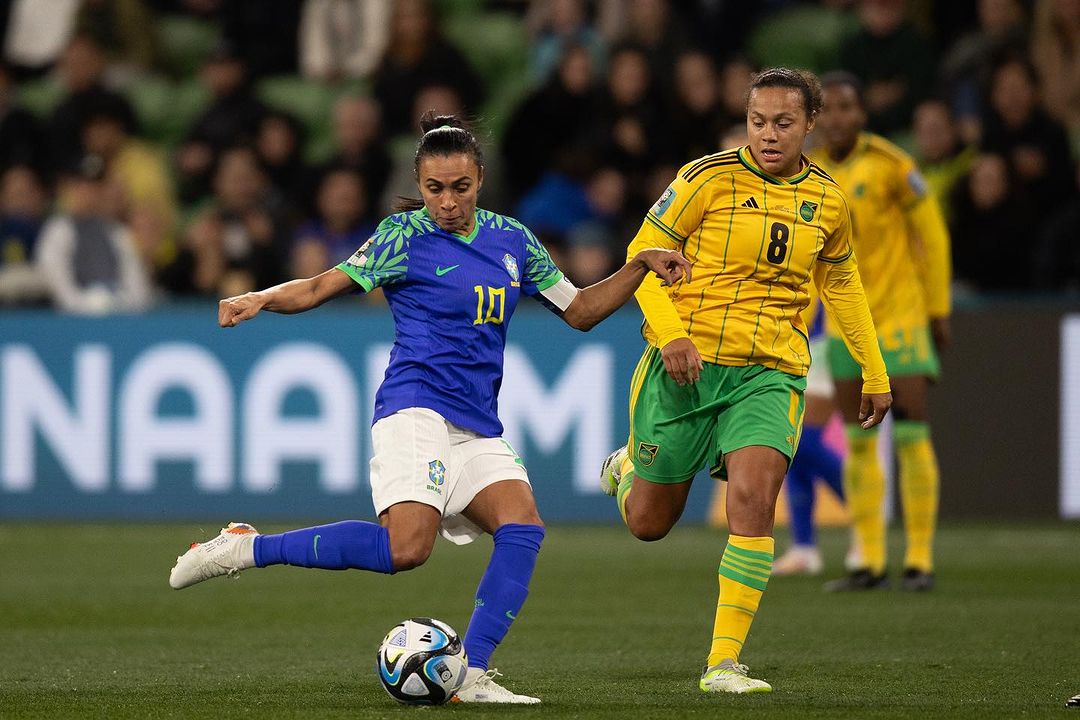 duas jogadoras em campo