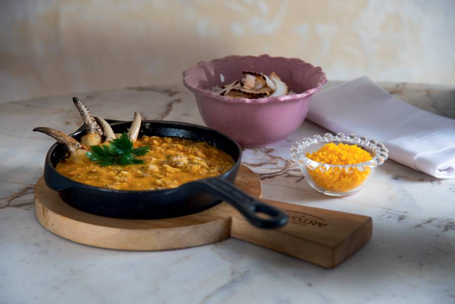 Moqueca de caranguejo: com farofa de dendê e arroz de coco