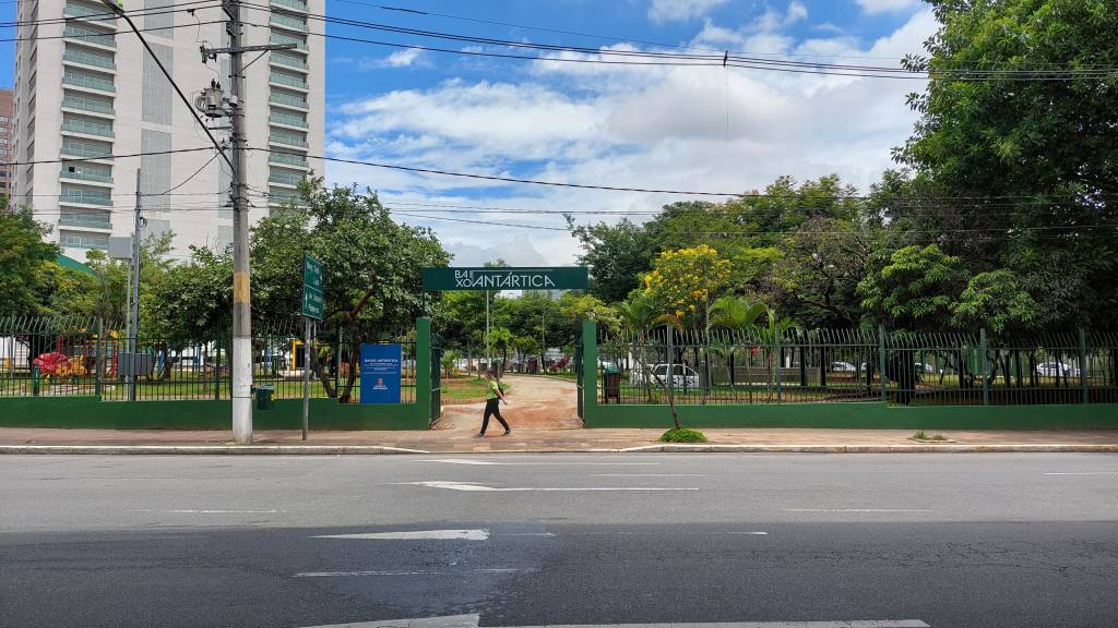 Área subutilizada debaixo do viaduto Antártica se transforma em parque  