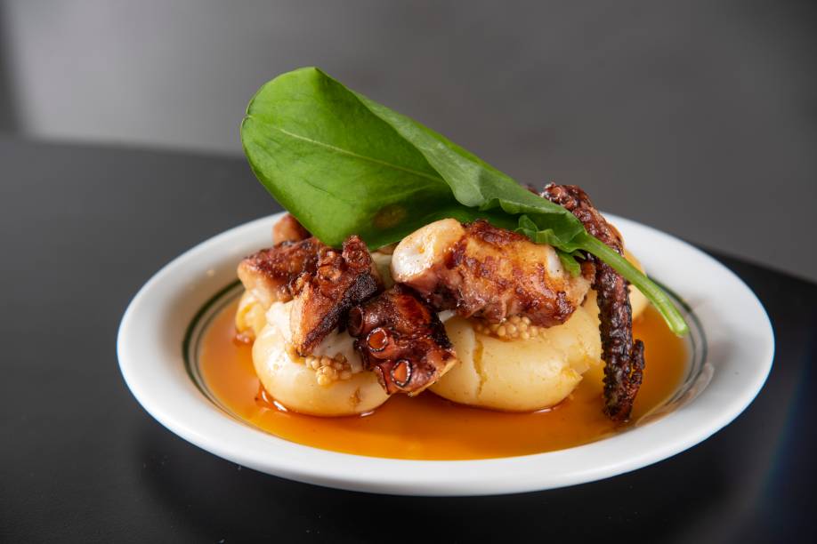 Polvo: servido com conserva de batata Polvo: servido com conserva de batata