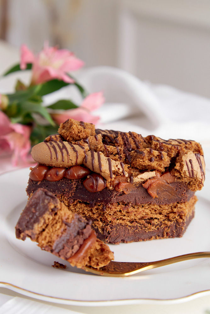 Doces saudáveis – Isabela Akkari Bolo de massa marrom com duas camadas de ganache de chocolate.