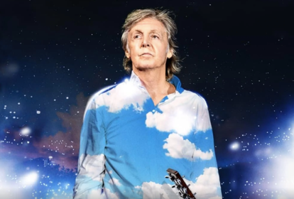 Paul McCartney com uma galáxia atrás e nuvens em sua camisa