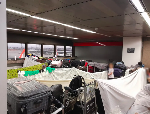 Mais de 90 afegãos estão acampados no Aeroporto de Guarulhos