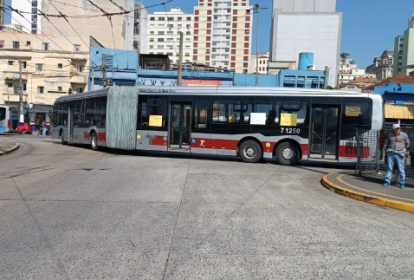 um onibus atravessado no terminal parque dom pedro