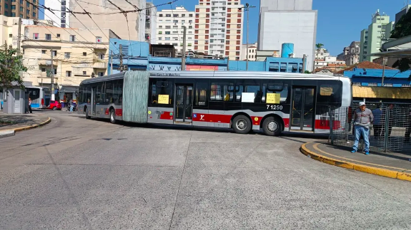 um onibus atravessado no terminal parque dom pedro