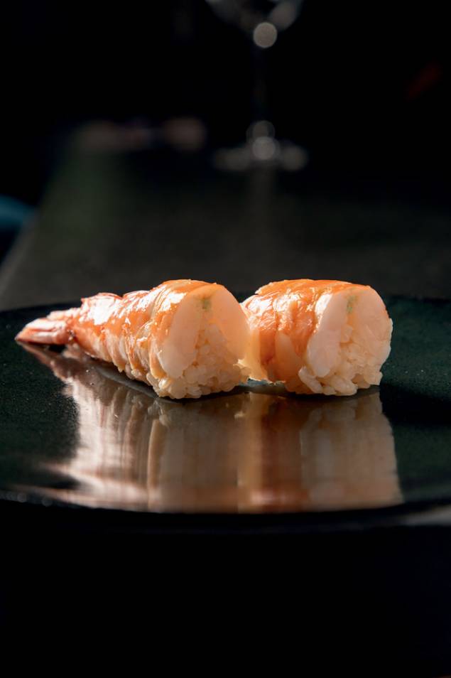Sushi: com camarão-rosa cozido na hora Sushi: com camarão-rosa cozido na hora