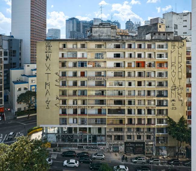 Edificio Virginia, Republica Imagem mostra Edifício Virgínia, com cerca de 10 andares em rua com leve subida em região com muitos prédios