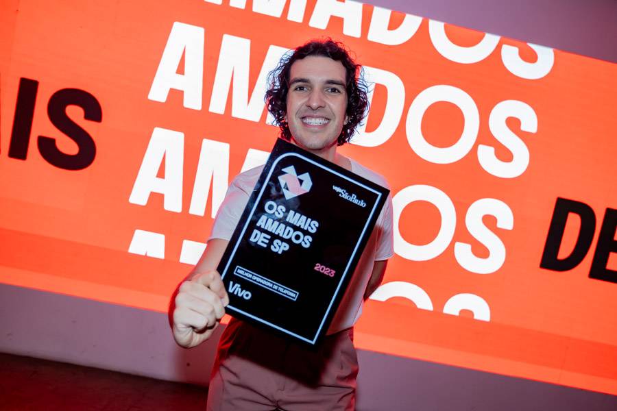 Felipe Dantas, consultor de branding da Vivo, recebe pr&ecirc;mio