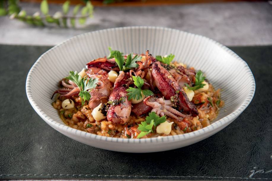 Arroz terra e mar: com salame cremoso e picante nduja, lula na brasa com chimichurri e maionese