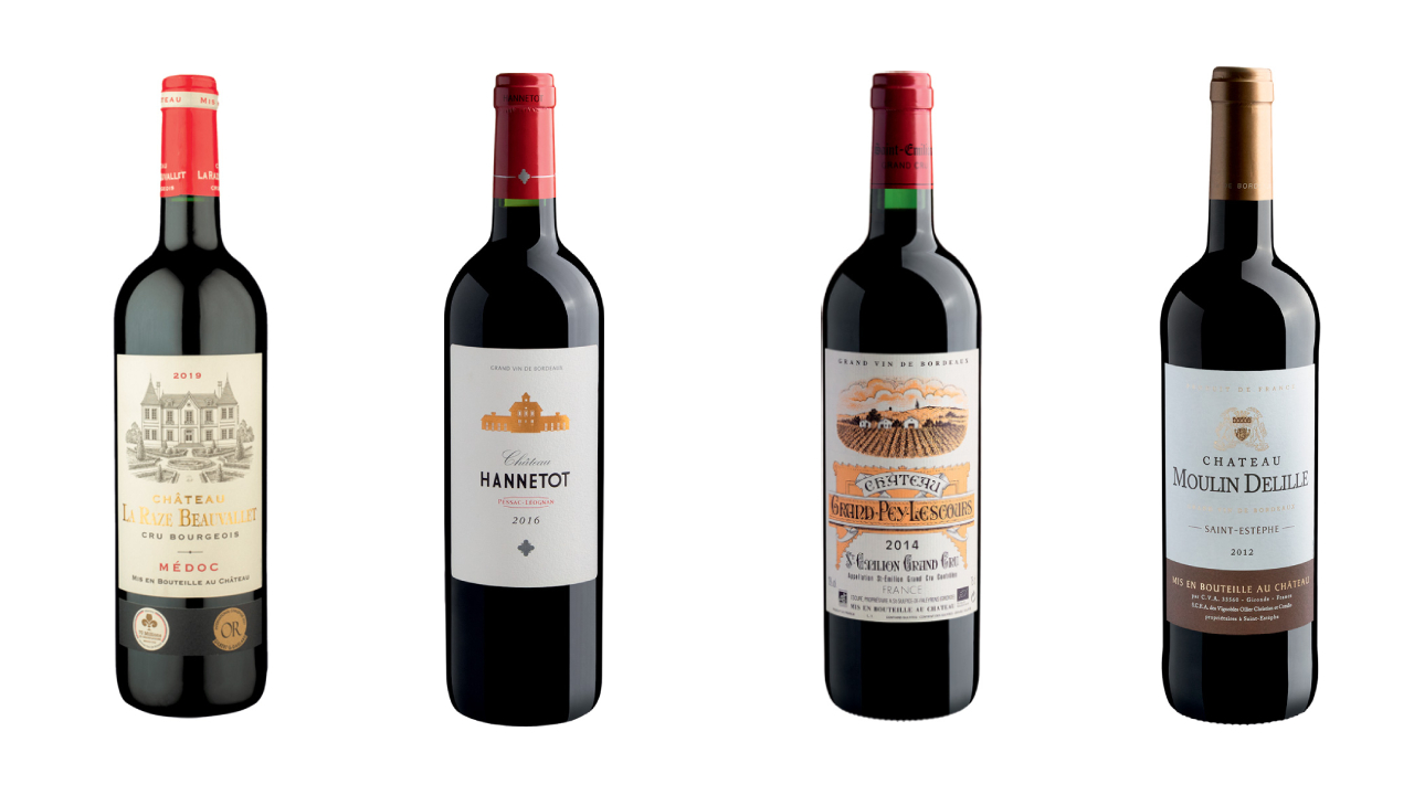 Quatro garrafas de vinho em fundo branco.