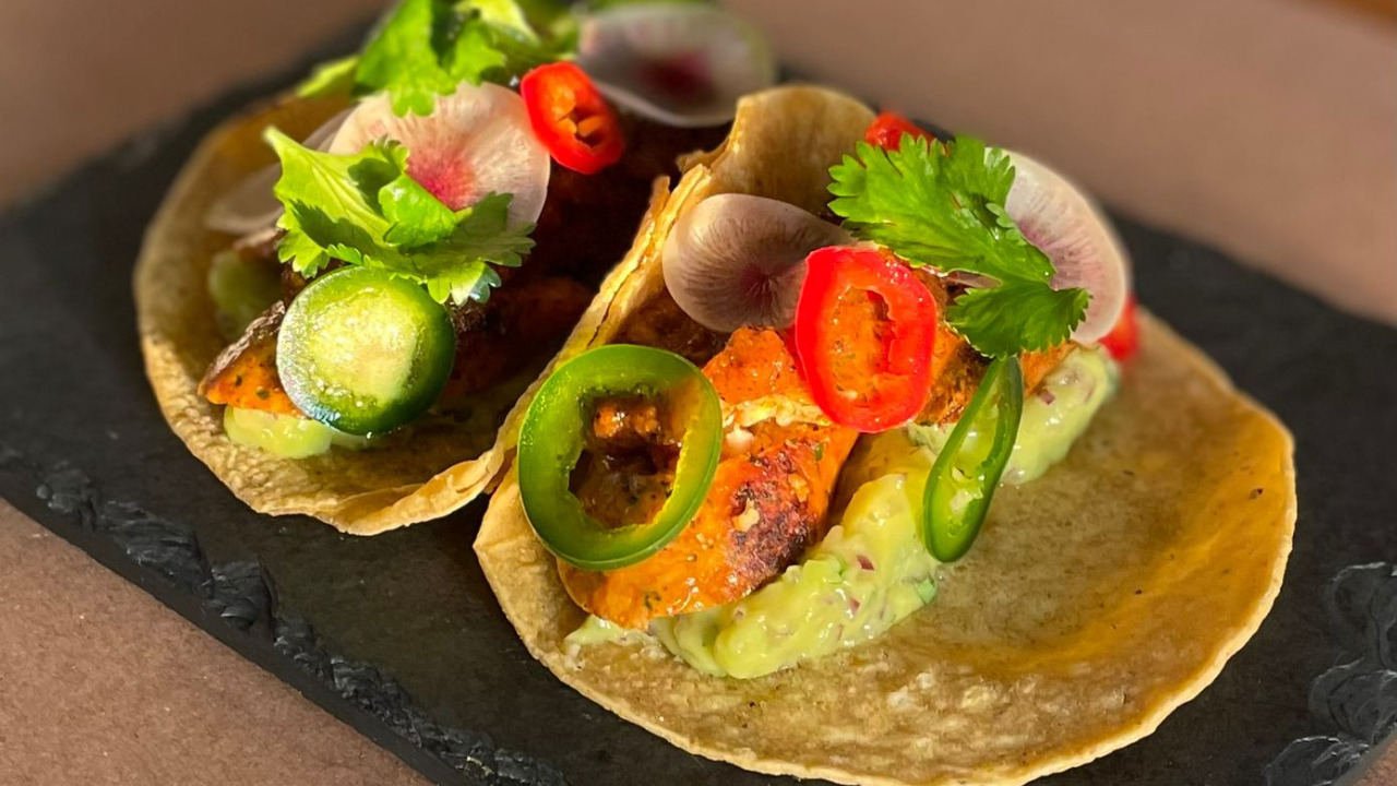 Tacos de chorizo de pulpo: criação de Carla Pernambuco para evento na Taquería La Sabrosa