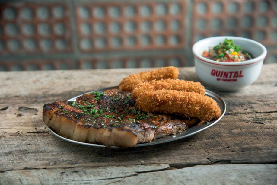 Bife ancho suíno: com banana à milanesa e vinagrete Bife ancho suíno: com banana à milanesa e vinagrete