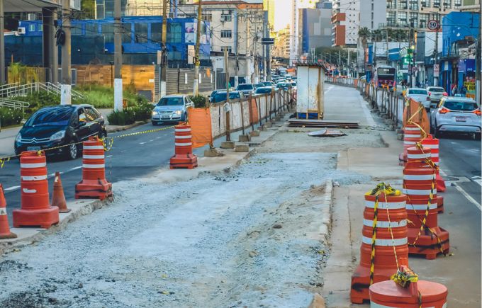 “Bate-cabeça” de órgãos da prefeitura empaca obra na avenida Santo Amaro