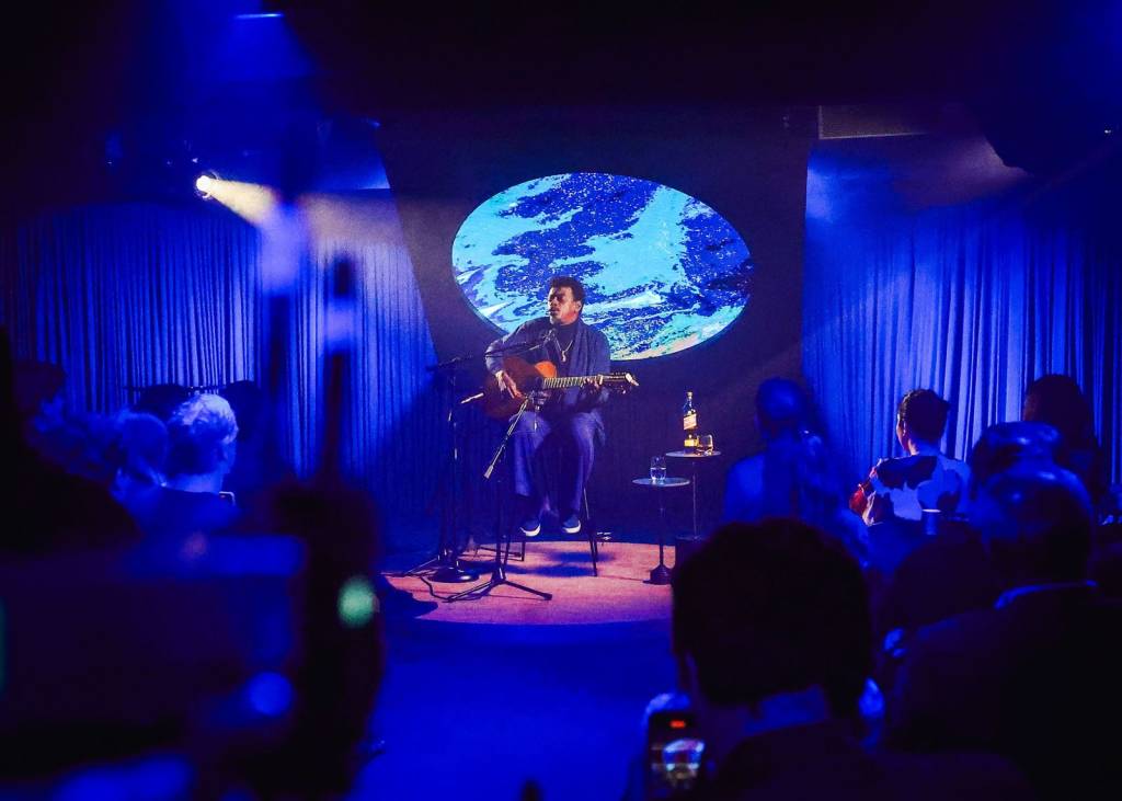 Seu Jorge abre estúdio na garagem de casa