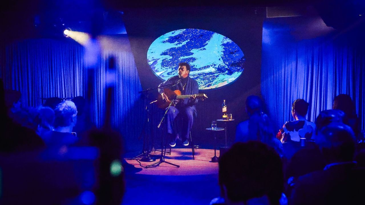 Seu Jorge: no palco em noite intimista