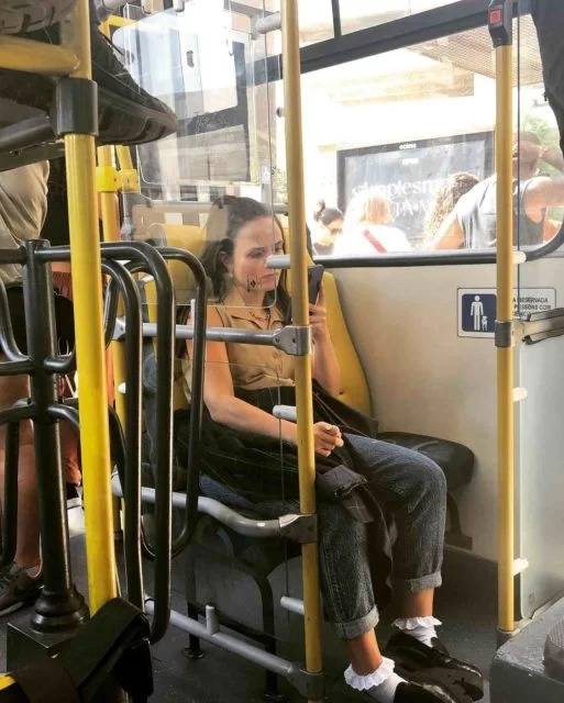 Foto de Larissa Manoela sentada em ônibus viraliza: “A vida como ela é”