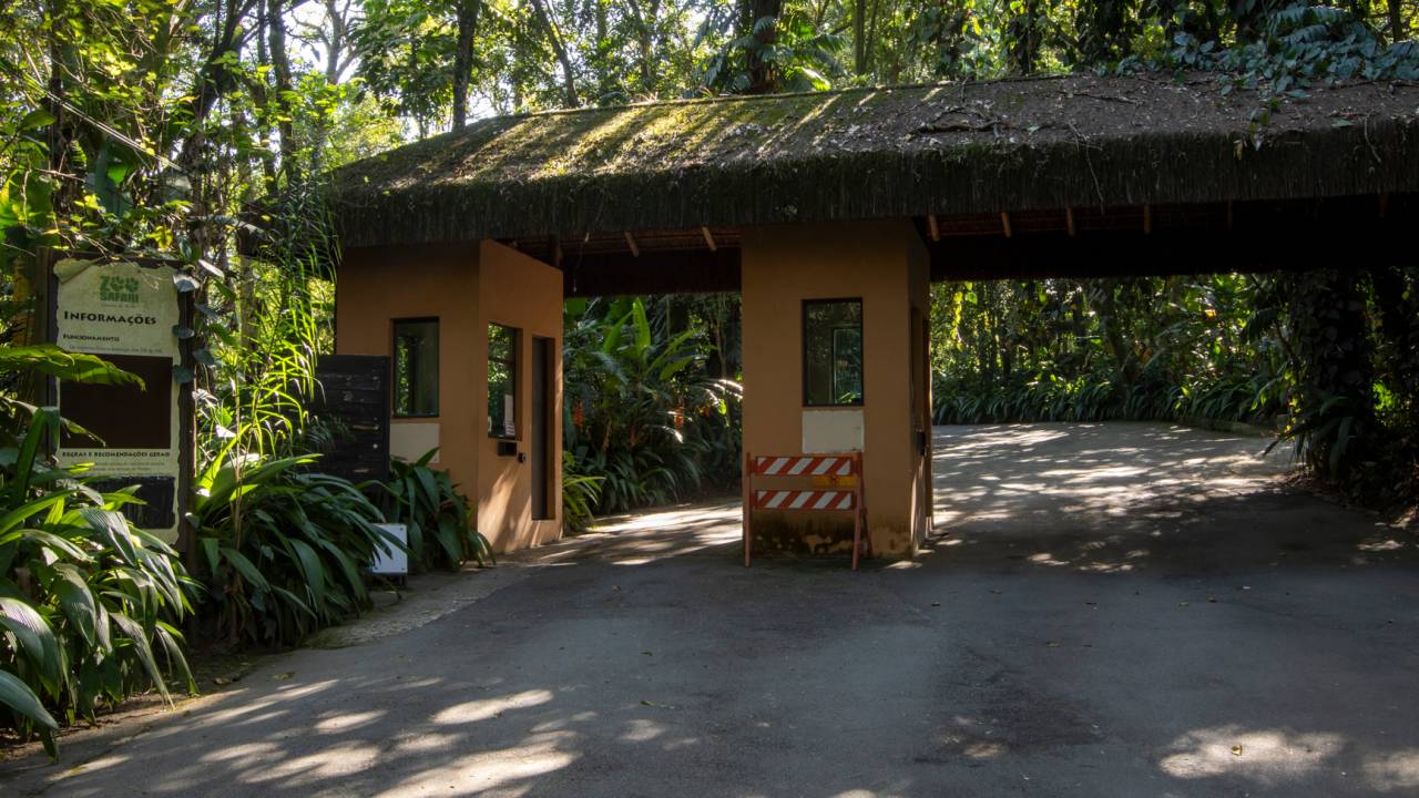 Entrada do Zoo Safári: local só reabrirá em 2024, em data ainda a ser definida