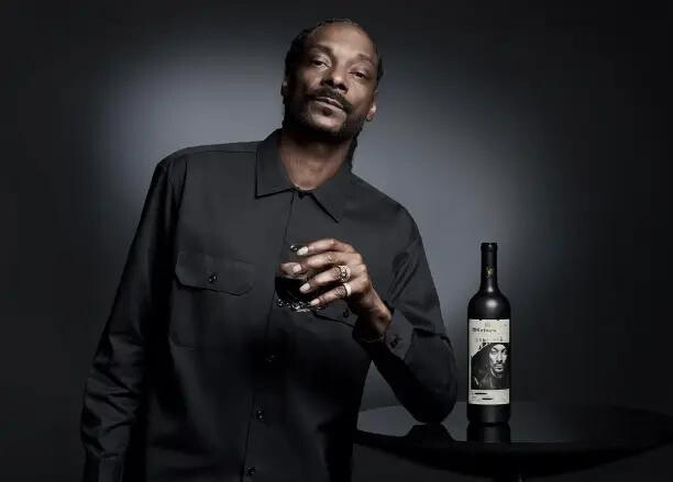 Homem com copo de vinho na mão