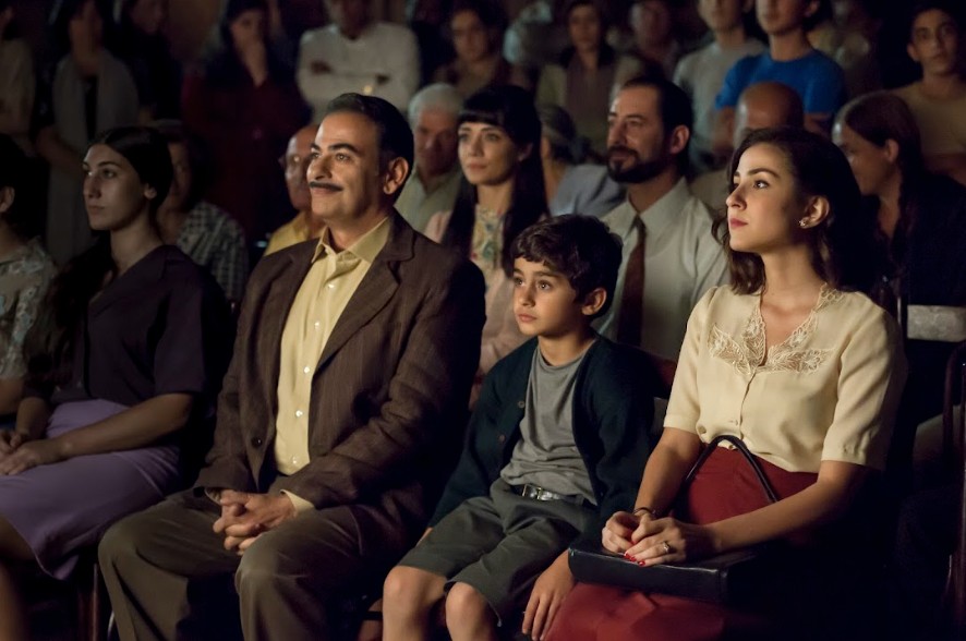 Mãe, pai e filho assistem a filme no cinema