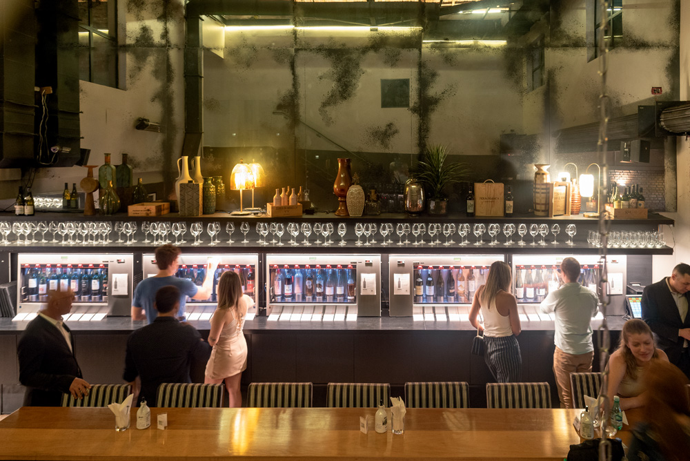 Premiado pela terceira vez, Bardega serve 96 variedades de vinho em taça