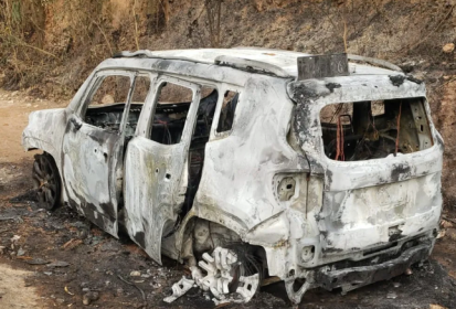 um carro carbonizado