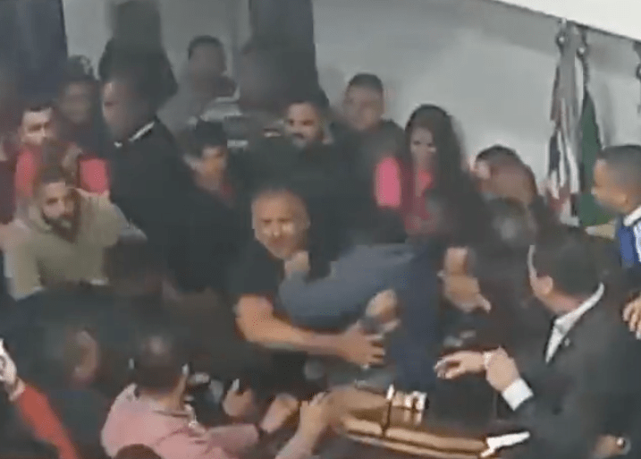 Audiência pública acaba em pancadaria em Taboão da Serra