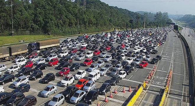 Saída para o feriado tem mais de 1 000 km de congestionamento em SP