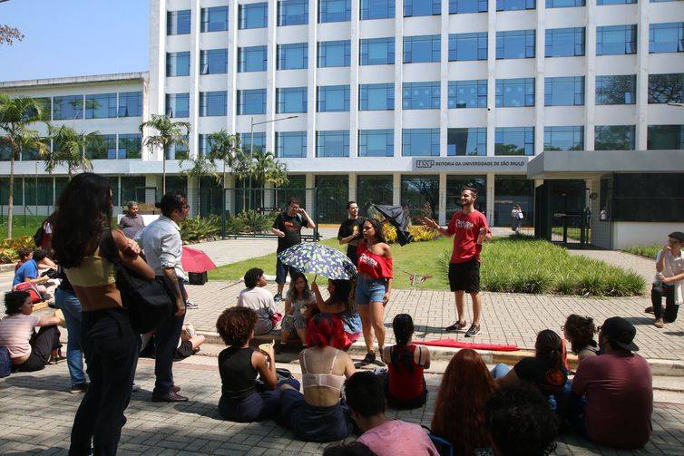 Professores da USP anunciam paralisação em apoio a estudantes